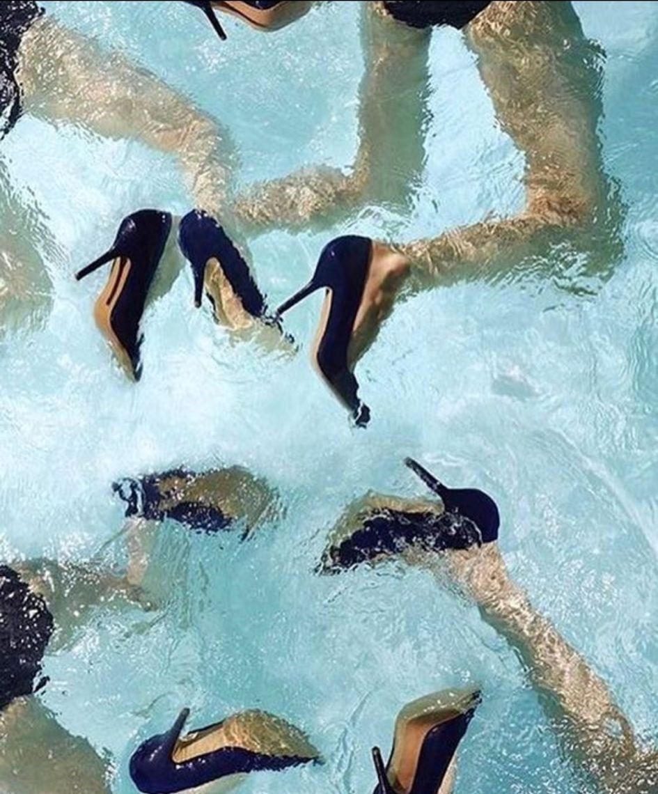élégance en talons et maillots de bain dans l'eau