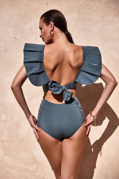 Maillot de bain une pièce Montaigne bleu gris, col V avec volants sur le décolleté et les épaules